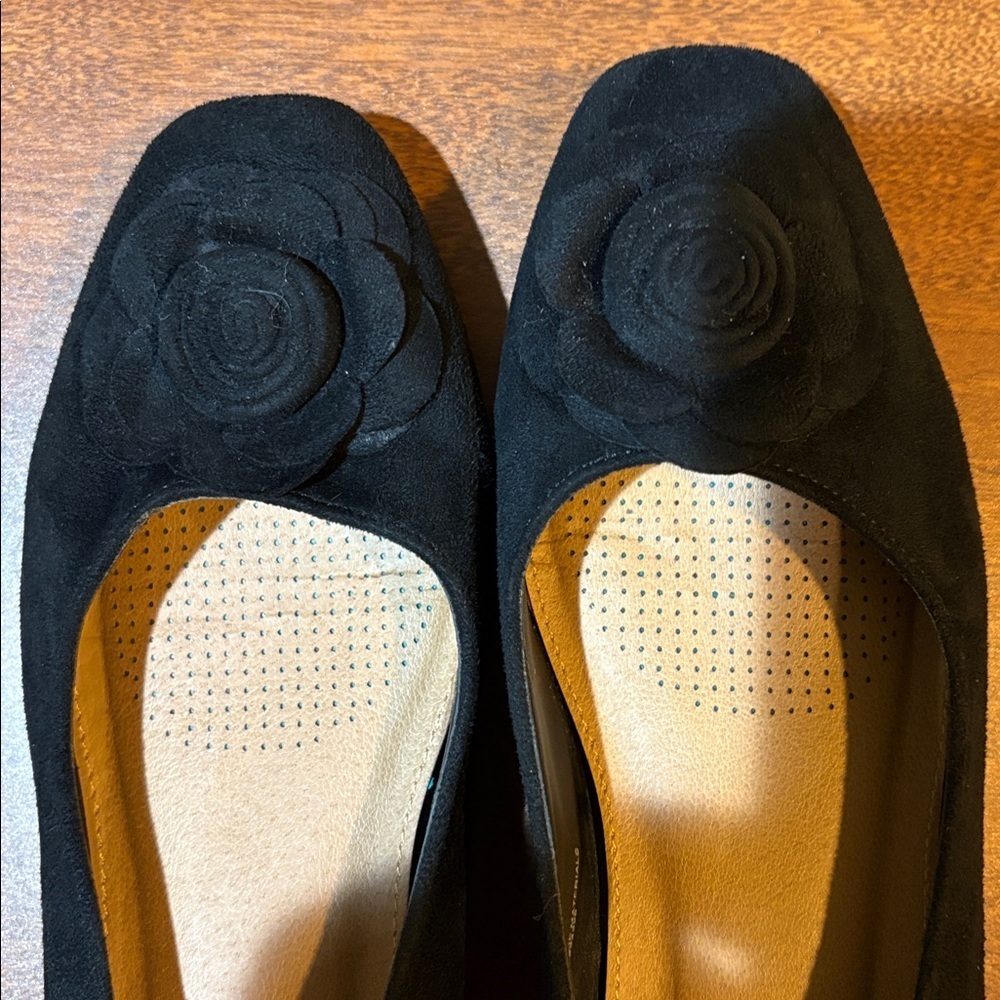 Comfortview Black Faux Suede Floral Slip-On Flats-Size 9M - Picture 5 of 9